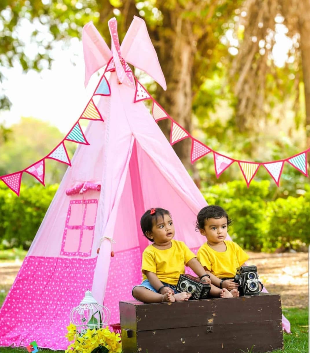 kids photoshoot with a pink teepee tent